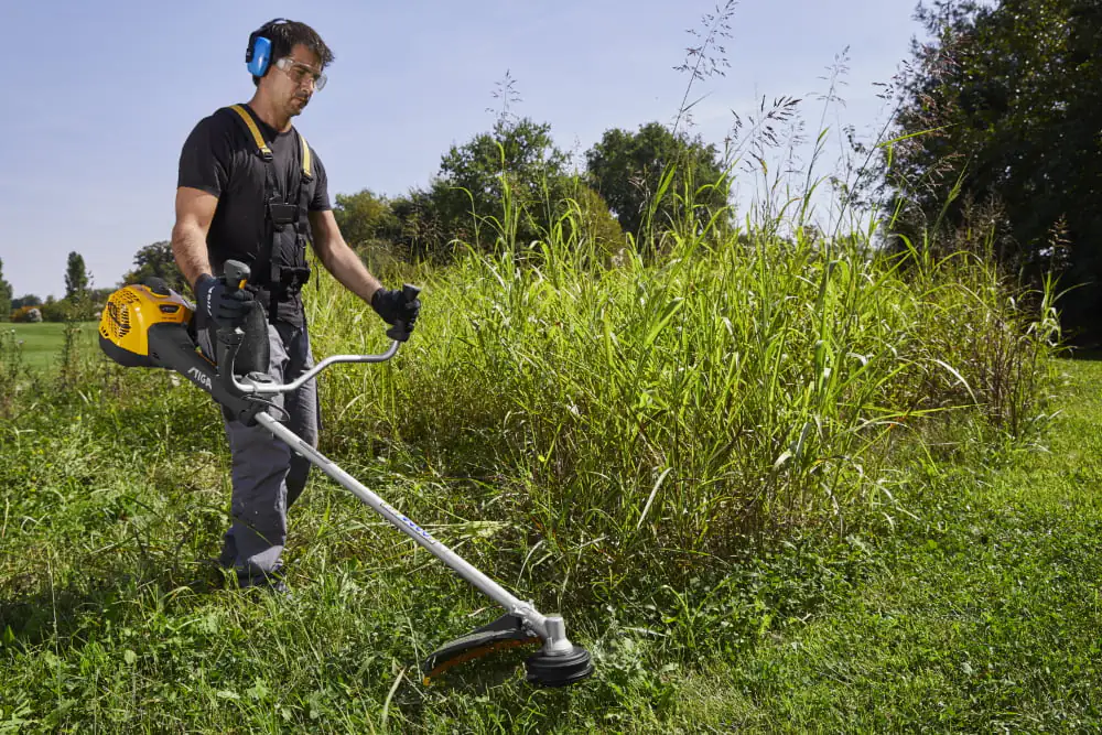 Cyfrowy wyświetlacz na uchwycie urządzenia z informacjami roboczymi i alertami serwisowymi.
