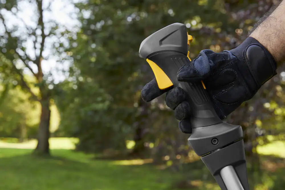 Głowica żyłkowa i tarcza 3T ARC jako dwa systemy tnące w wykaszarce.