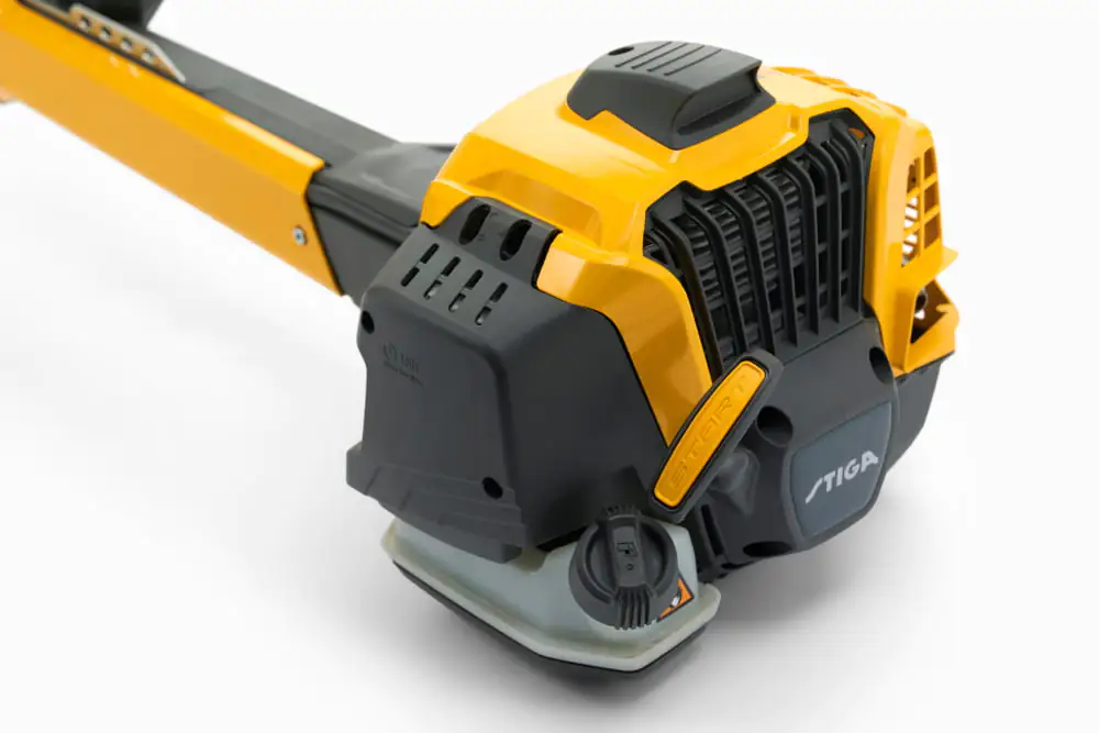 Wyposażenie standardowe wykaszarki, tarcza tnąca, głowica żyłkowa i podwójne szelki.