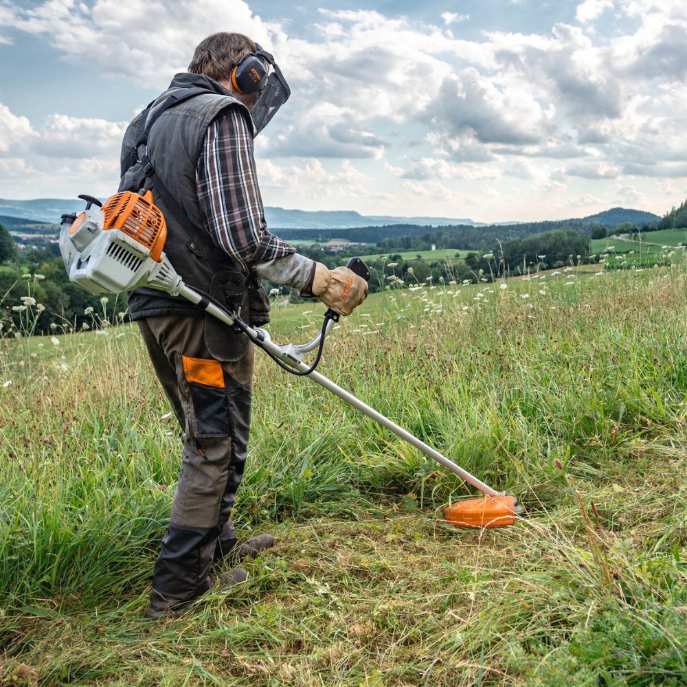 Kosa spalinowa Stihl FS 235 z głowicą AutoCut C 26-2 + Trójząb 250-3 41512000015 - 1,5 kW, 2,1 KM, 42 cm