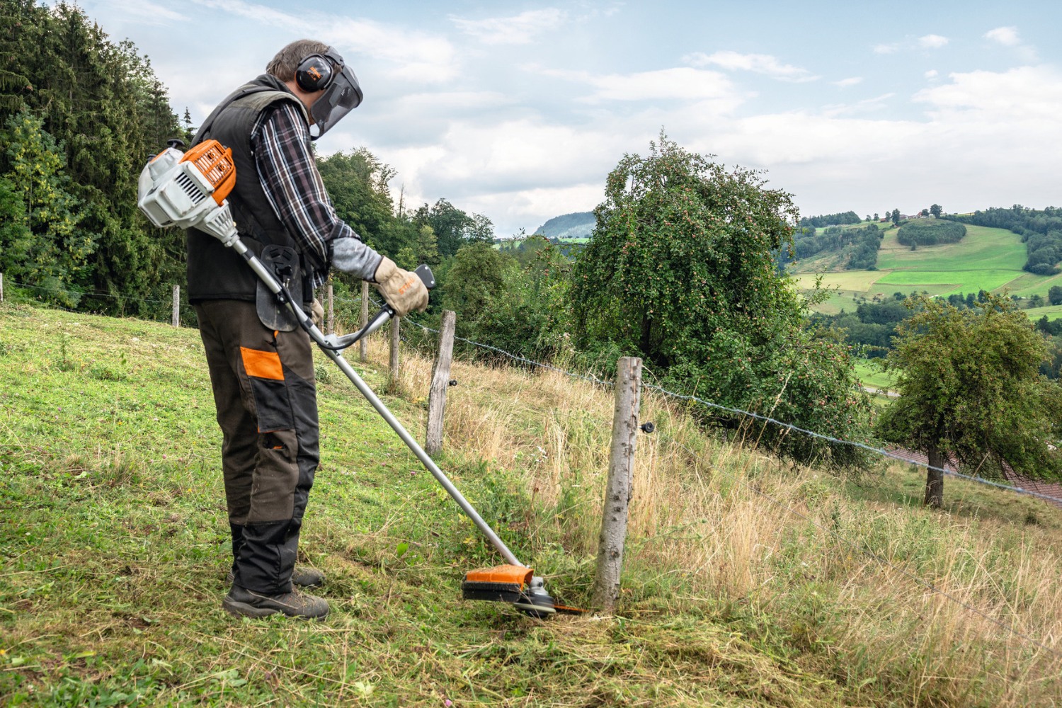 Kosa spalinowa Stihl FS 235 z głowicą AutoCut C 26-2 + Trójząb 250-3 41512000015 - 1,5 kW, 2,1 KM, 42 cm