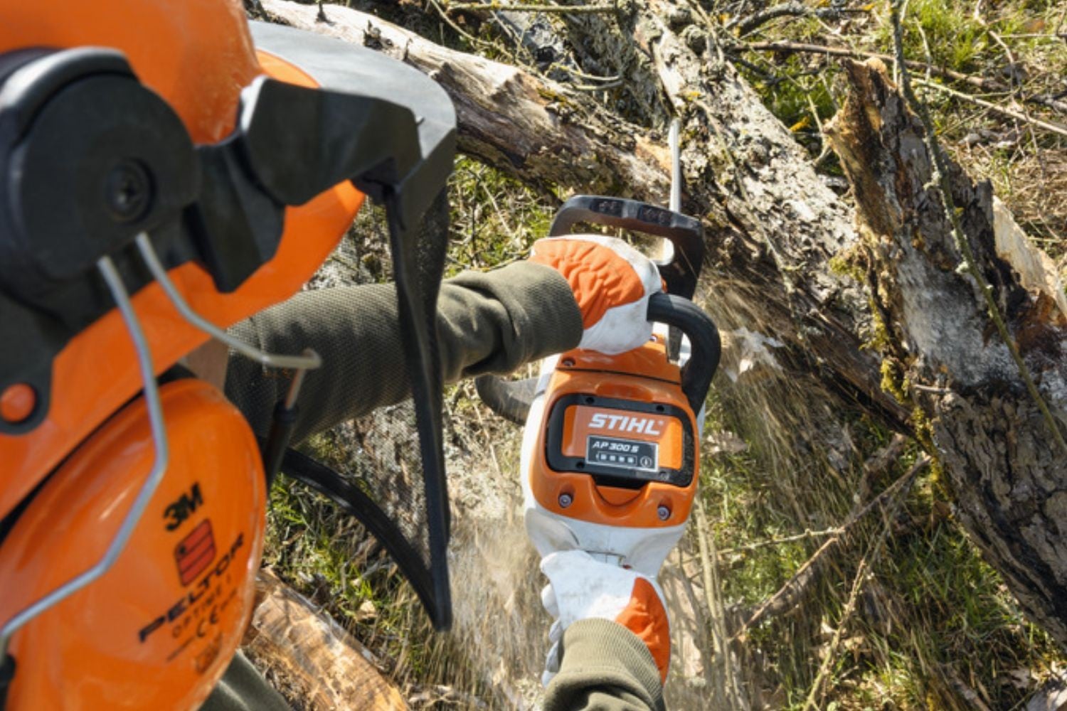 Stihl MSA 220 C-B MA032000022 - widok boczny podczas pracy