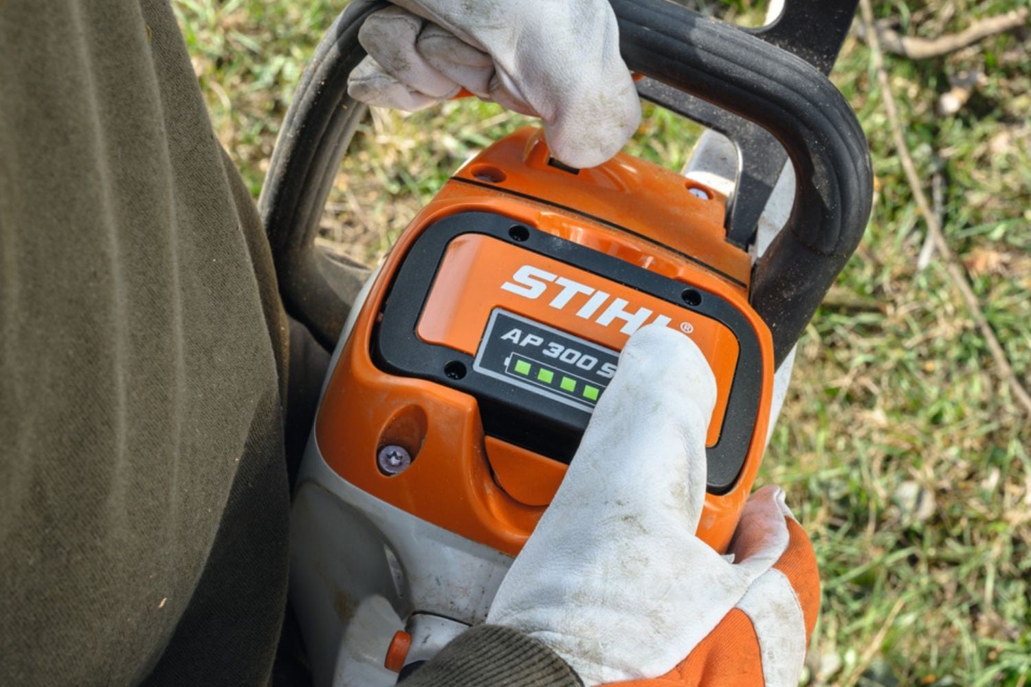 Stihl MSA 220 C-B MA032000022 - widok boczny podczas pracy