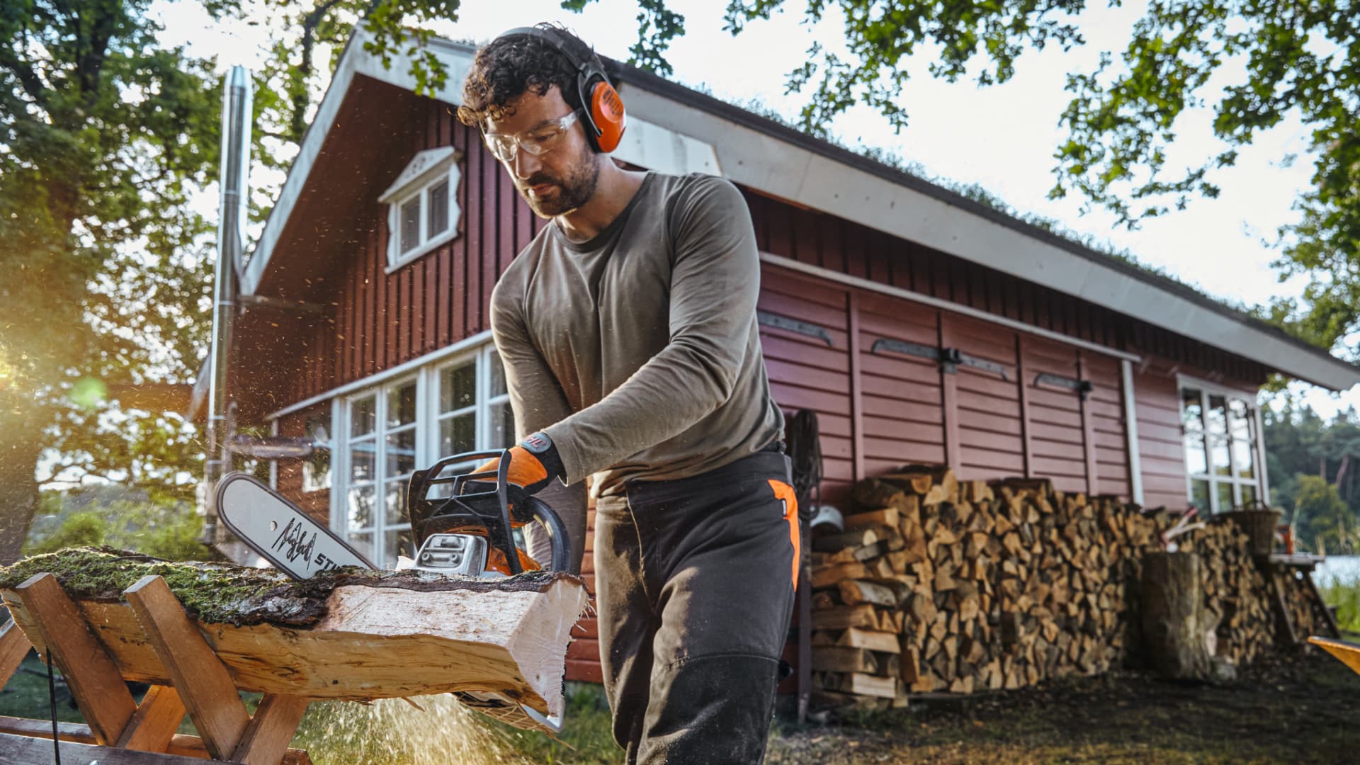 Piły łańcuchowe Stihl Piła łańcuchowa podczas zimowych prac w ogrodzie