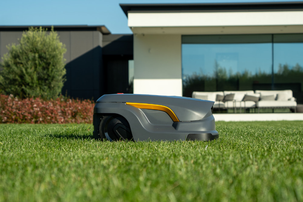Autonomiczny robot koszący STIGA VISTA podczas pracy na trawniku