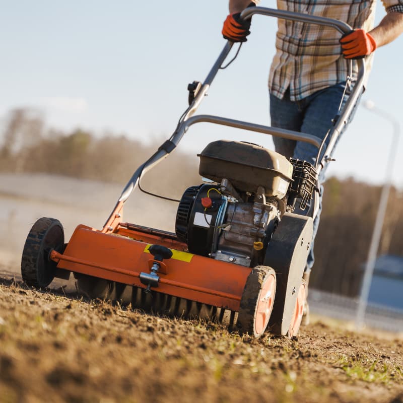 Regeneracja trawnika po zimie połączona z wertykulacją i aeracją