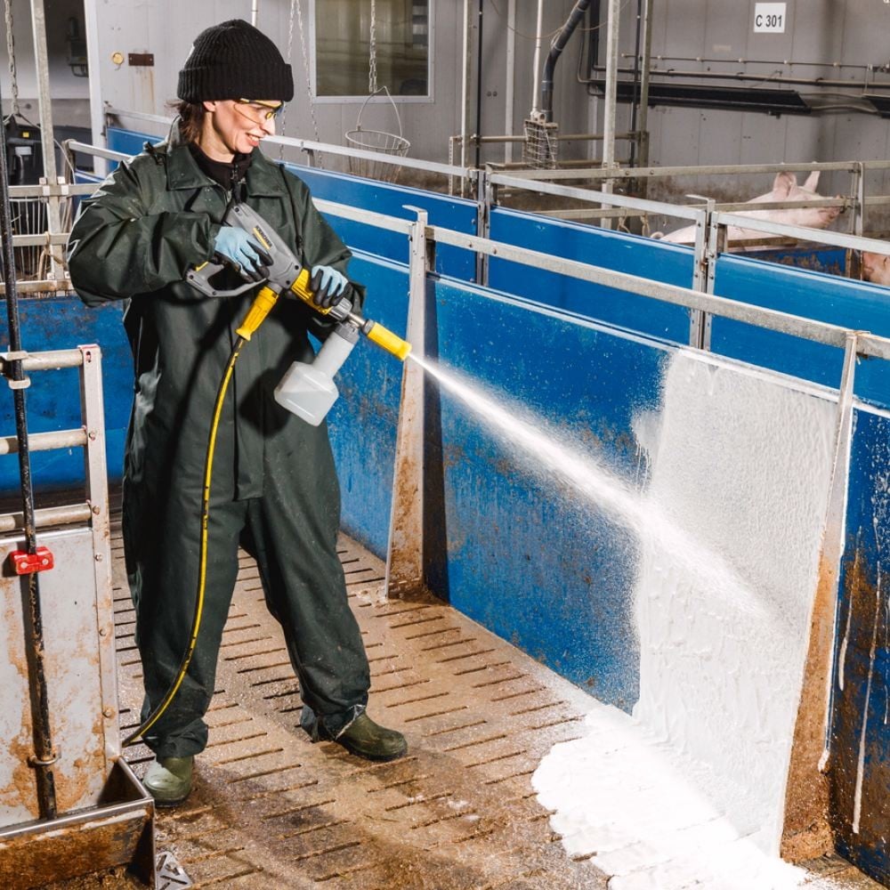 Gęsta piana nanoszona przez profesjonalną pianownicę Karcher Advanced 1