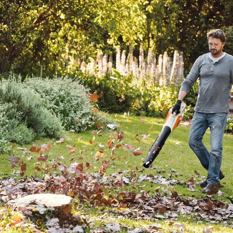 Dmuchawa akumulatorowa Stihl BGA 57 w zestawie z akumulatorem i ładowarką