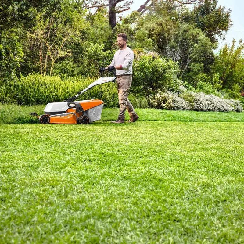 Stihl RMA 253 T kosiarka akumulatorowa z napędem i mocnym silnikiem 1250 W