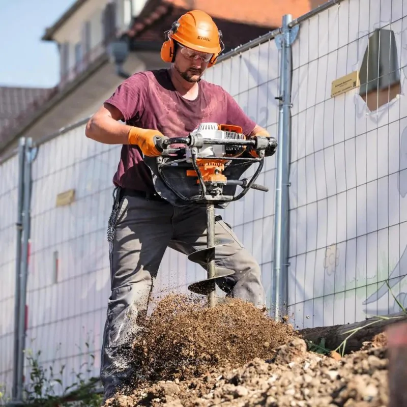 Profesjonalny spalinowy świder glebowy Stihl BT 131