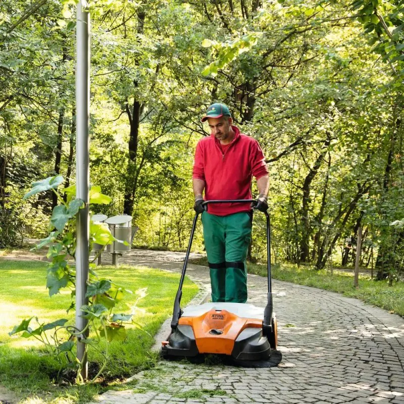 Akumulatorowa zamiatarka do kostki brukowej Stihl KGA 770