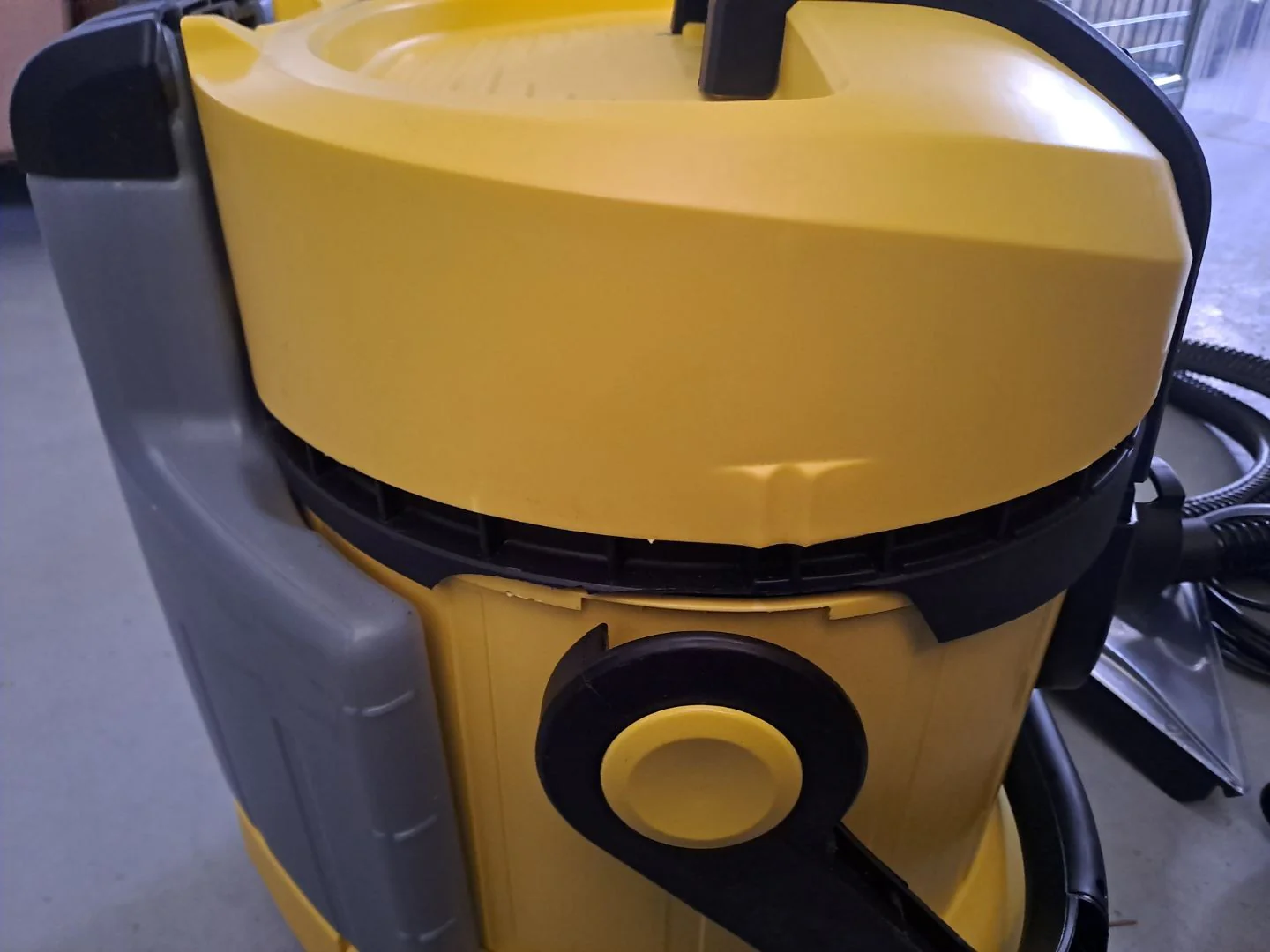 ODKURZACZ PIORĄCY KARCHER SE4001 DO&nbsp;DYWANÓW I TAPICEREK - OUTLET