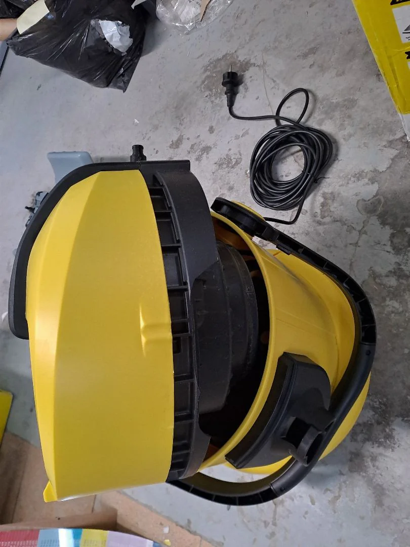 ODKURZACZ PIORĄCY KARCHER SE4001 DO&nbsp;DYWANÓW I TAPICEREK - OUTLET