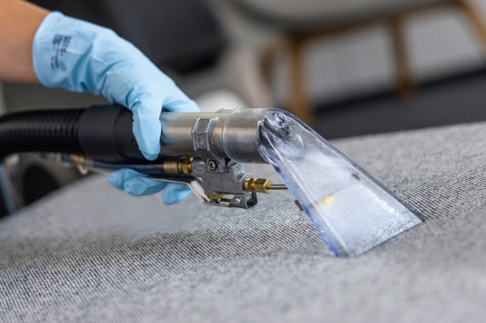 Karcher CarpetPro RM 760 Classic w użyciu podczas czyszczenia wykładzin i tapicerki metodą ekstrakcji