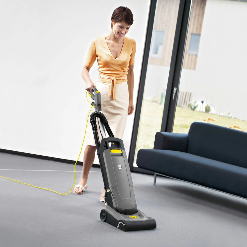 Zastosowanie czarnej szczotki walcowej Karcher w odkurzaczu pionowym CV 30/1