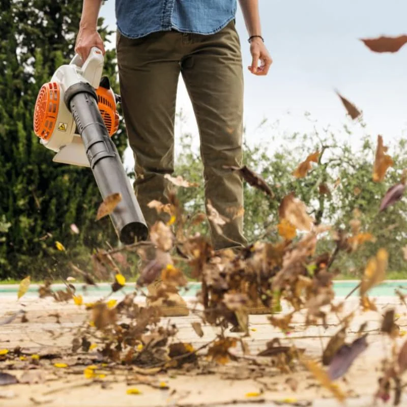 Dmuchawa do liści Stihl czy odkurzacz - co wybrać? A może urządzenie 2w1?